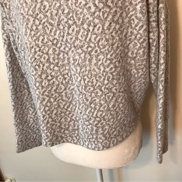 Saturday Sunday Anthropologie Gray White Leopard Print Pullover Sweater Size XS - Picture 13 of 15